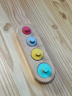 KiwiCo Color Sorting Peg Toy